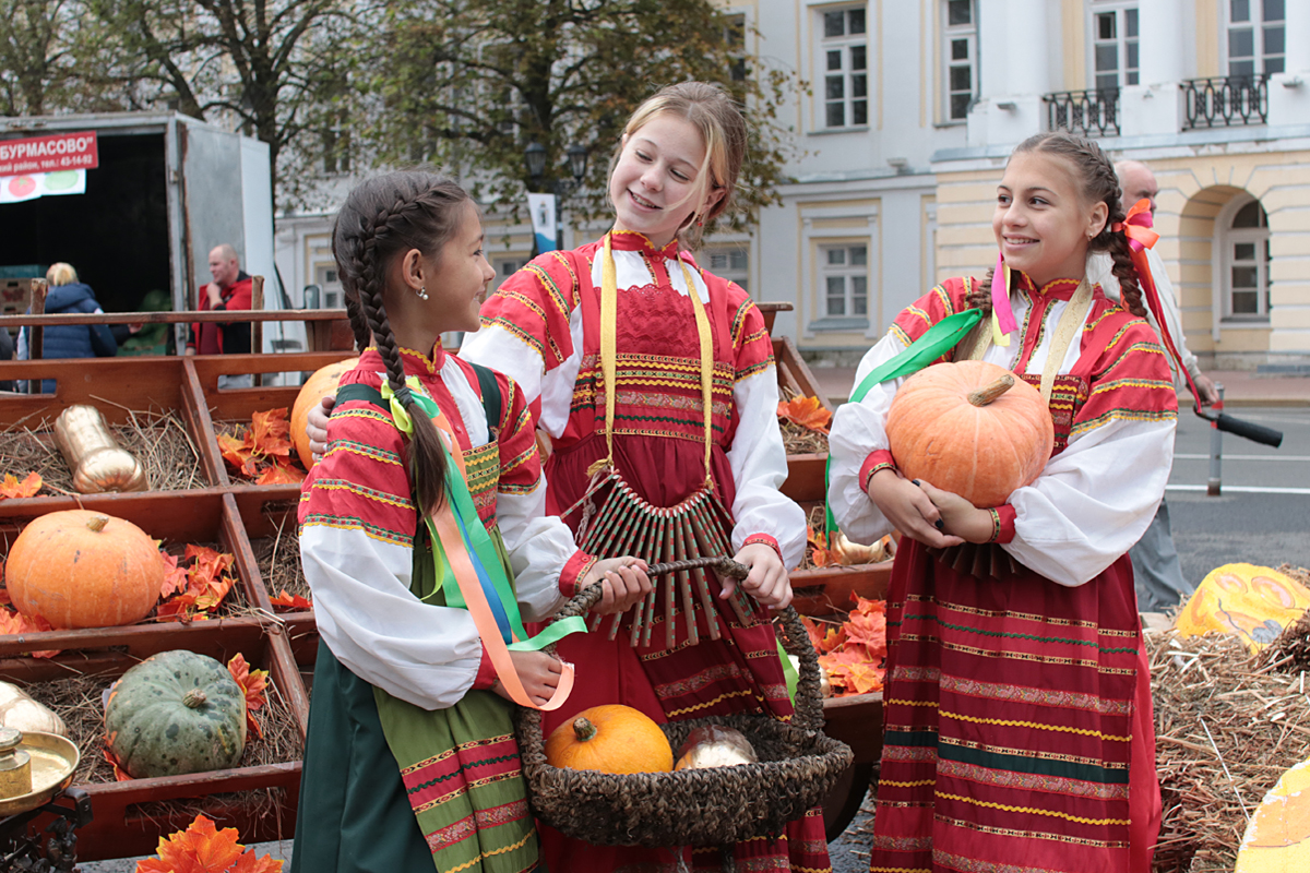 Ярославская ярмарка. Ярмарка. Русские ярмарки. Ярмарка в России.